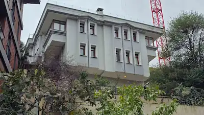 ÜSKÜDAR BURHANİYE’DE 440 M² BRÜT 5+2 BAHÇELİ MÜSTAKİL EV | 4 KAT | EŞYASIZ
