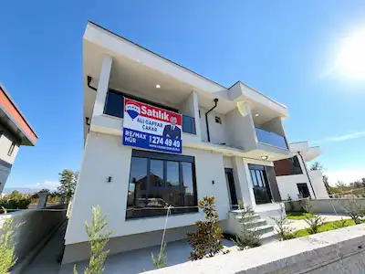 REMAX HÜR'DEN HENDEK'TE LÜKS, FERAH VE GENİŞ BAHÇELİ VİLLA