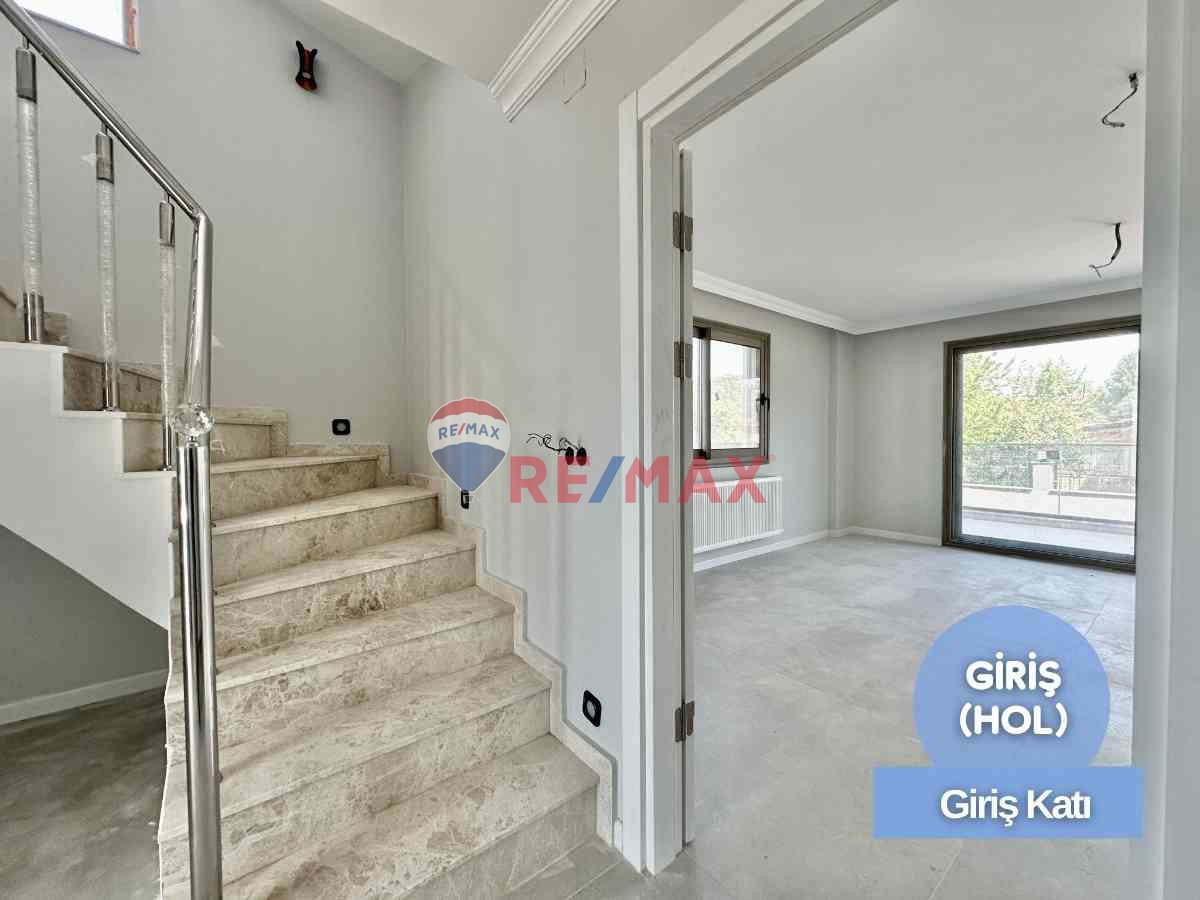 URLA TORASAN'DA DENİZ MANZARALI SIFIR TAM MÜSTAKİL VİLLA