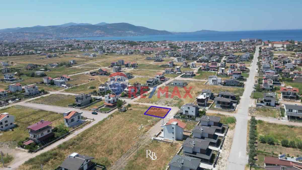  **DIKILI İSMETPAŞADA KÖŞE KONUMDA 332 M² ARSA ** 