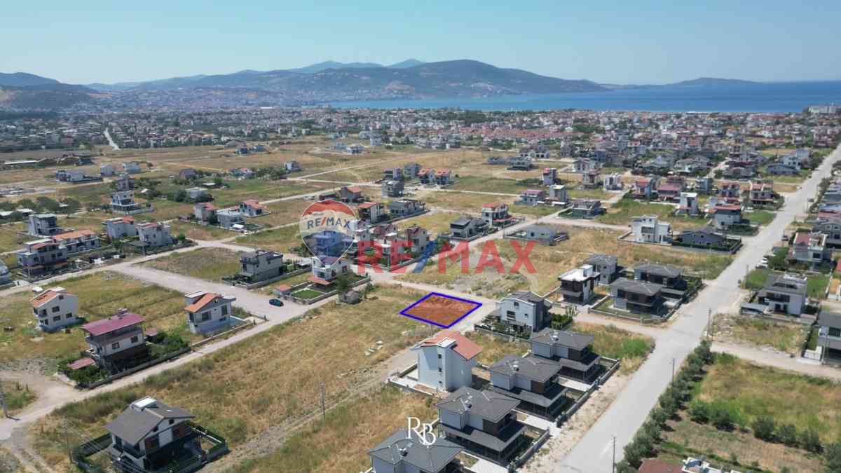  **DIKILI İSMETPAŞADA KÖŞE KONUMDA 332 M² ARSA ** 
