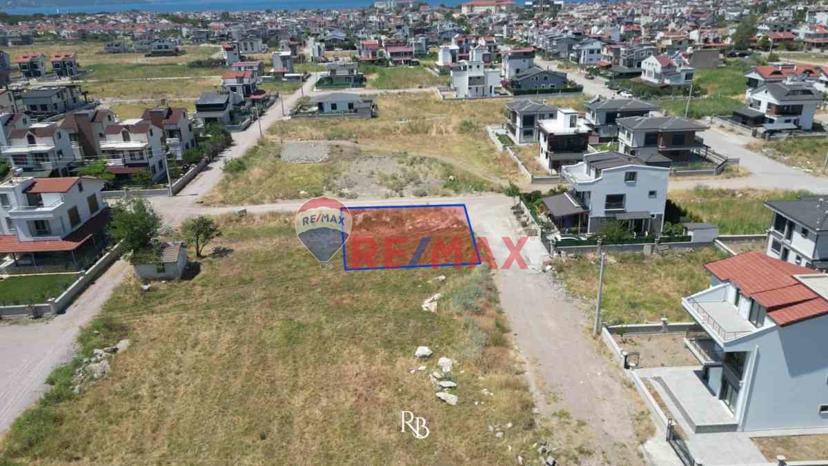  **DIKILI İSMETPAŞADA KÖŞE KONUMDA 332 M² ARSA ** 