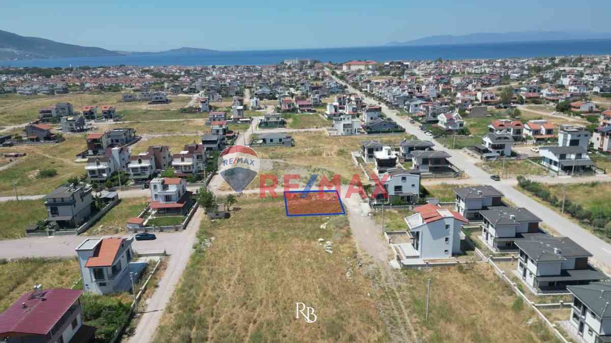 **DIKILI İSMETPAŞADA KÖŞE KONUMDA 332 M² ARSA ** 