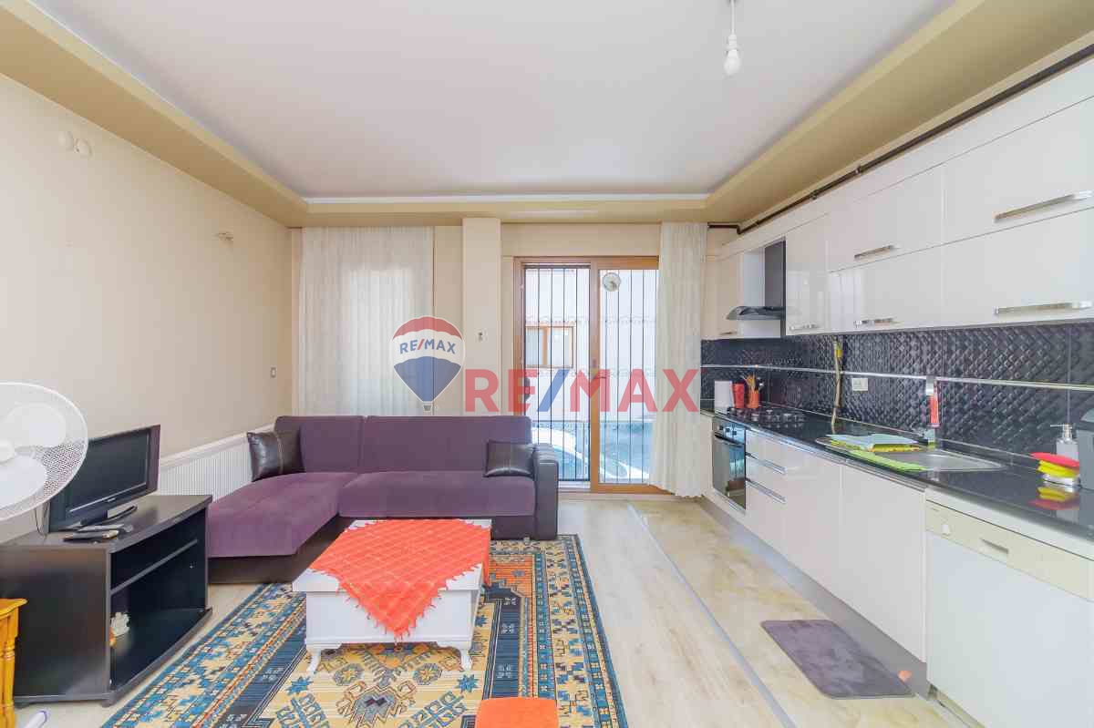 KARŞIYAKA DEMİRKÖPRÜ'DE MERKEZİ KONUMDA EŞYALI BAHÇELİ 2+1 KİRALIK DAİRE