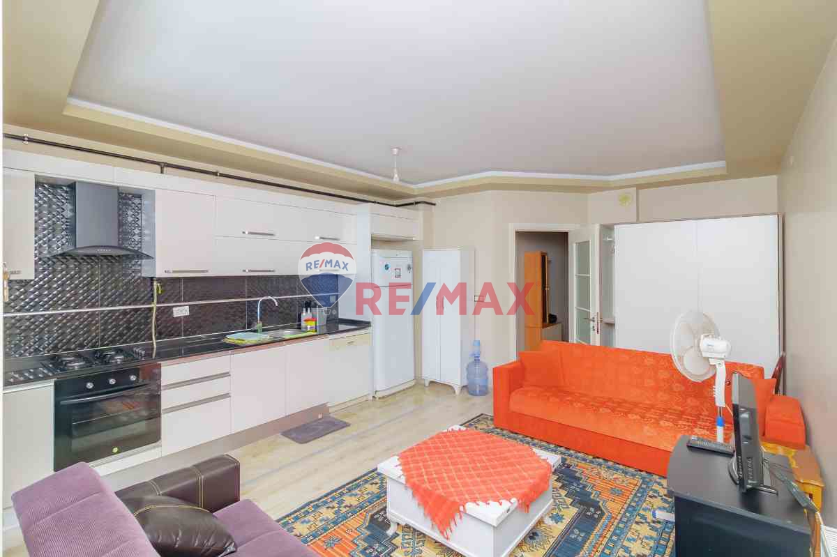 KARŞIYAKA DEMİRKÖPRÜ'DE MERKEZİ KONUMDA EŞYALI BAHÇELİ 2+1 KİRALIK DAİRE