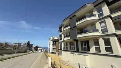 TOPLU KONUT BULVARINA CEPHE | REMAX RAHŞAN ÇAM'DAN SATILIK 1+1