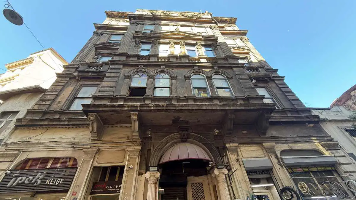 GALATA'DA RESTORE EDİLMİŞ FULL EŞYALI KİRALIK 3+2 DUBLEKS DAİRE