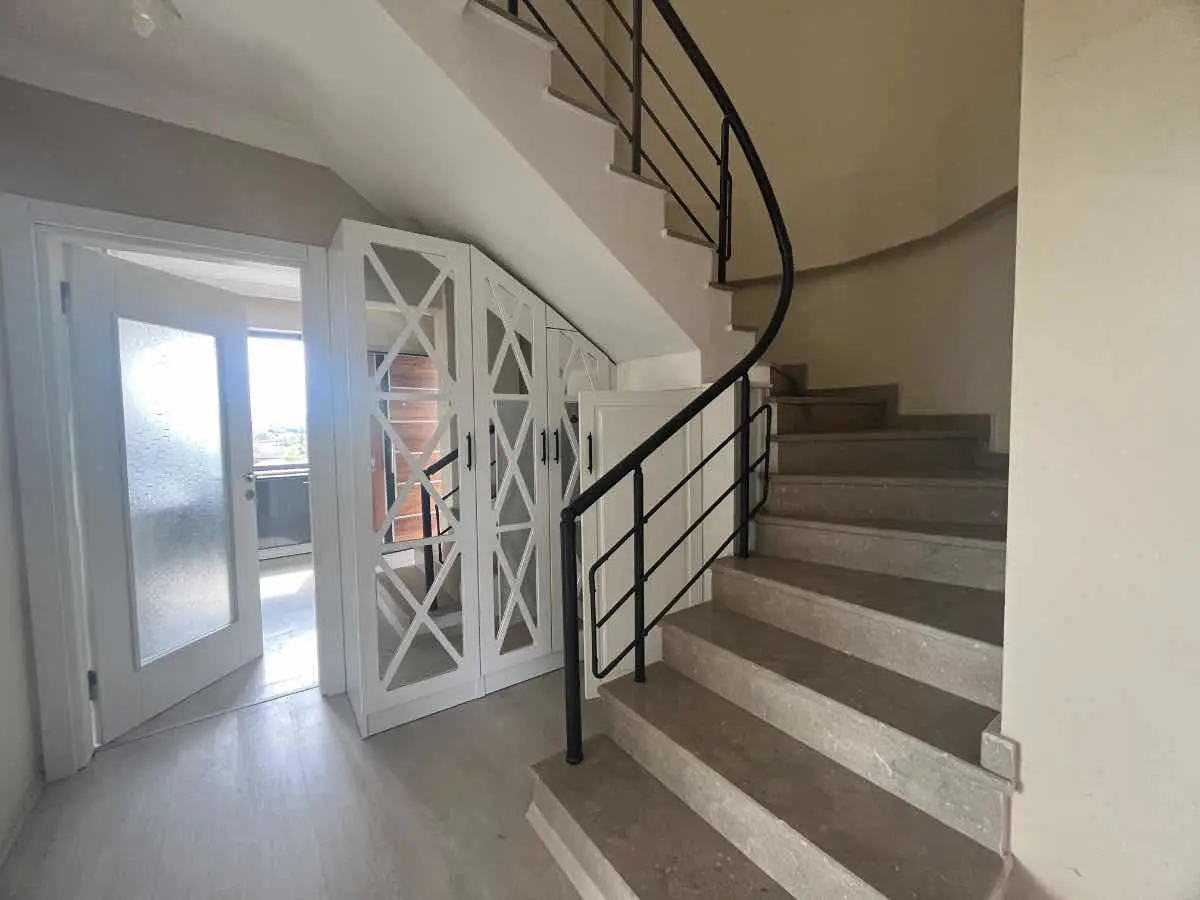 CAMİLİ 15 TEMMUZ’DA 2019 YAPIMI 3+1, 2 BANYOLU, BALKONLU EŞYASIZ KİRALIK VİLLA