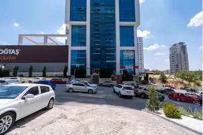 ÇUKURAMBAR KIZILIRMAK MAHALLESİ KÖPRÜLÜ PLAZA'DA ARA KATTA 3+1  KİRALIK OFİS