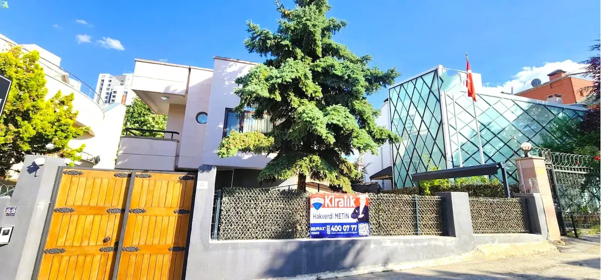 ÇANKAYA İLKBAHAR MAH ELÇİLİKLERE VE HER İŞE UYGUN, SAUNALI, BAHÇELI VE MÜSTAKIL LÜKS 4+1 KİRALIK