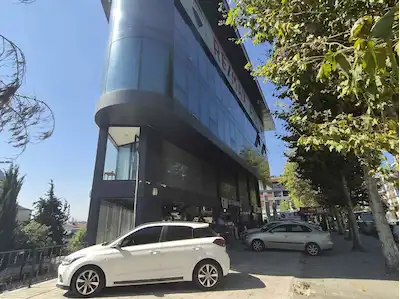 ÜSKÜDAR ÇENGELKÖY'DE CADDE ÜZERİNDE 220 M2 KİRALIK OFİS KATI