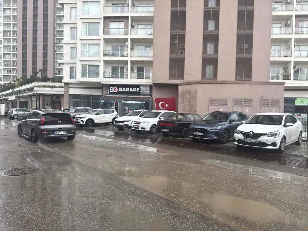 BORNOVA’DA GİRİŞ KAT 50 M² TAPULU KİRACILI SATILIK OFİS/BÜRO