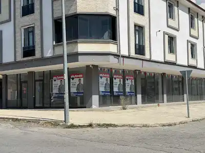 REMAX DEM'DEN CADDE ÜZERİ SATILIK KÖŞE İŞYERİ