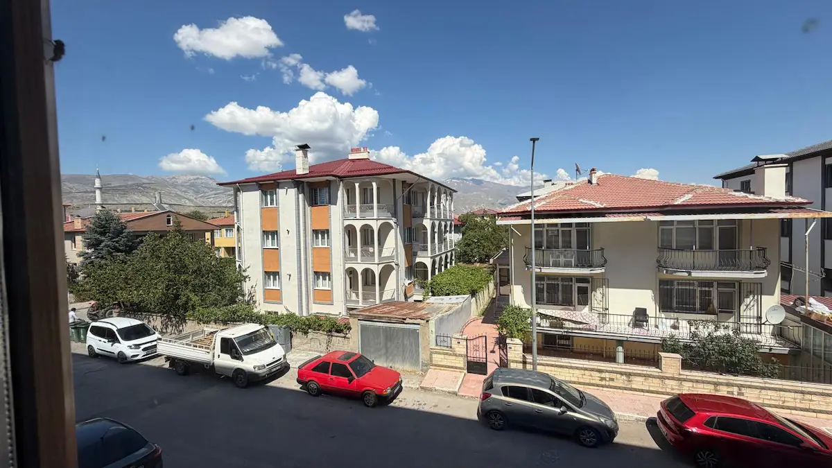 REMAX DEM'DEN ATATÜRK MAH.ANA CADDE DE KİRALIK 1+1 EŞYALI DAİRE