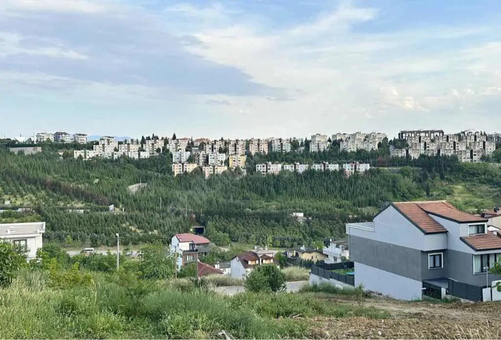 İZMİTİN GELİŞEN VE ÇOK TERCİH EDİLEN TÜYSÜZLERDE 310M2 ARSA