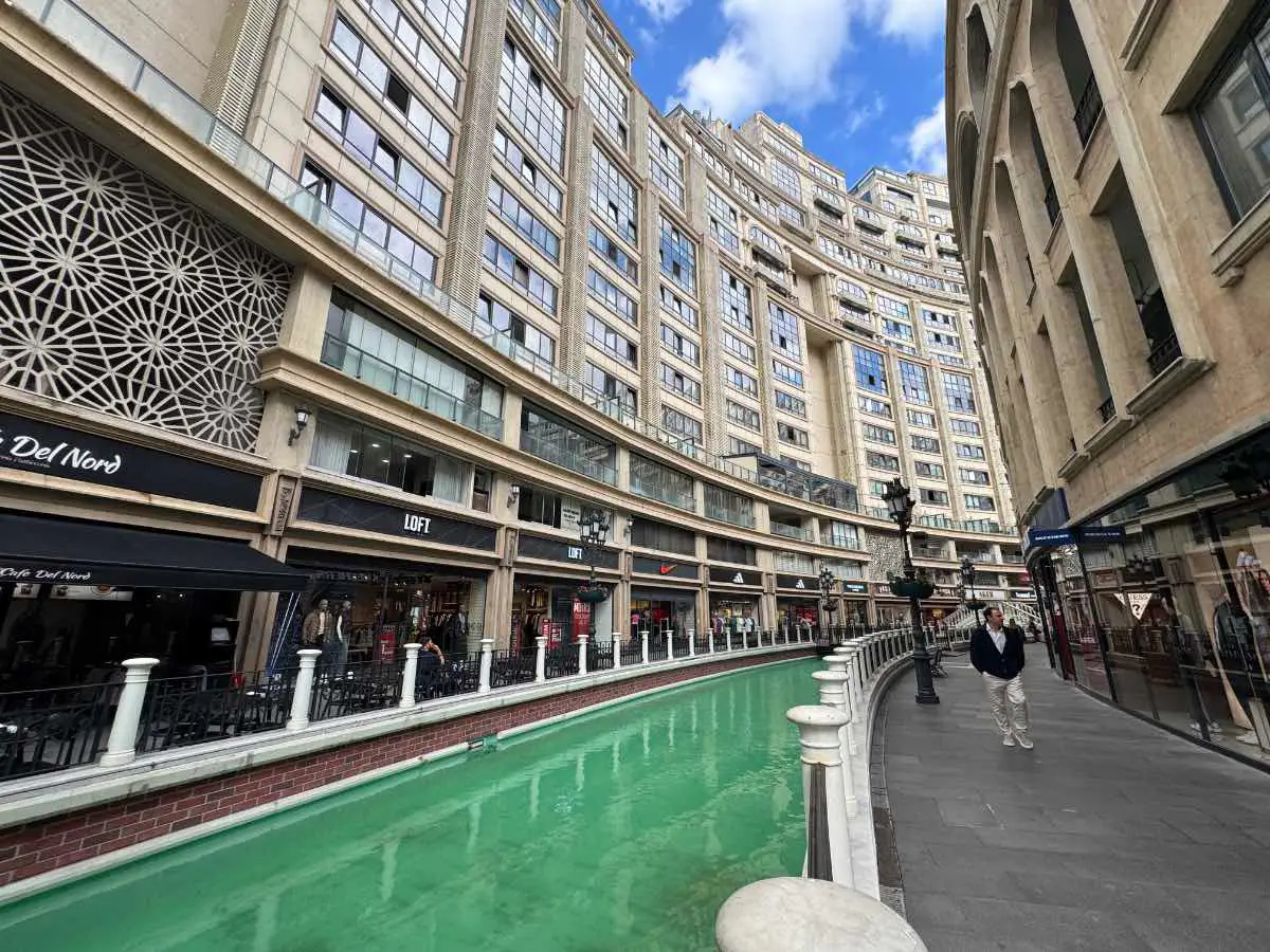 VENEZİA MEGA OUTLET ÇARŞI PAZARDA ŞEREFİYELİ SATILIK DÜKKAN