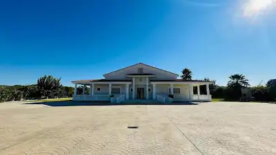 URLA İÇMELER BÖLGESİNDE DENİZE YAKIN 5 DÖNÜM İÇERİSİNDE GENİŞ SATILIK VİLLA..