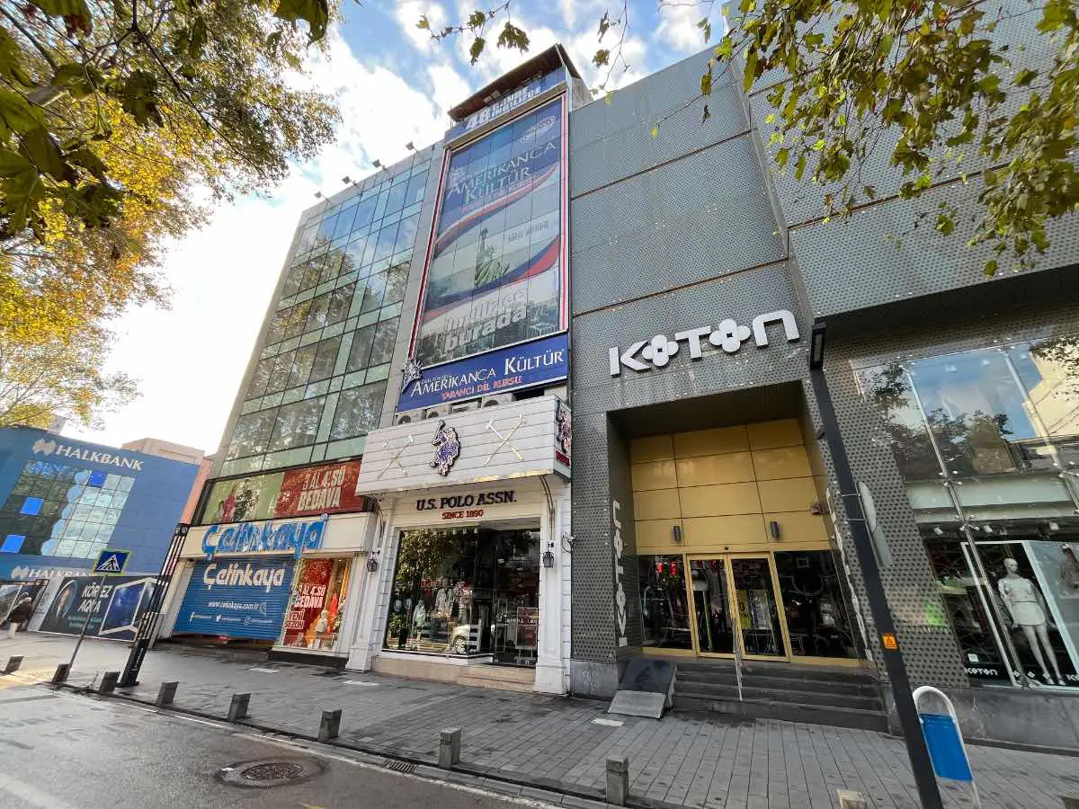 YÜRÜYÜŞ YOLU ÜZERİNDE 4 BÖLMELİ HEM OFİS HEM EV SATILIK MÜLK