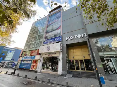 YÜRÜYÜŞ YOLU ÜZERİNDE 4 BÖLMELİ HEM OFİS HEM EV SATILIK MÜLK