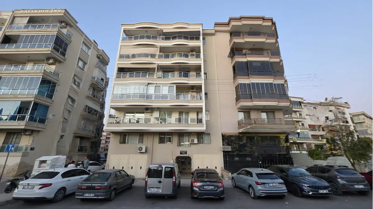 REMAX GALAKSİ DEN DEMİRKÖPRÜ İZBAN CEPHE TADİLATLI ARA KAT 3+1 SATILIK DAİRE