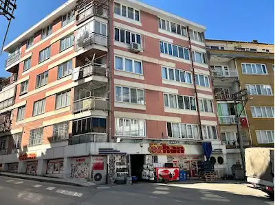 REMAX AREA'DAN ŞEHRİN MERKEZİNDE, HEYKEL'DE,  KIZ LİSESİNE YAKIN KIRALIK 3+1 DAIRE