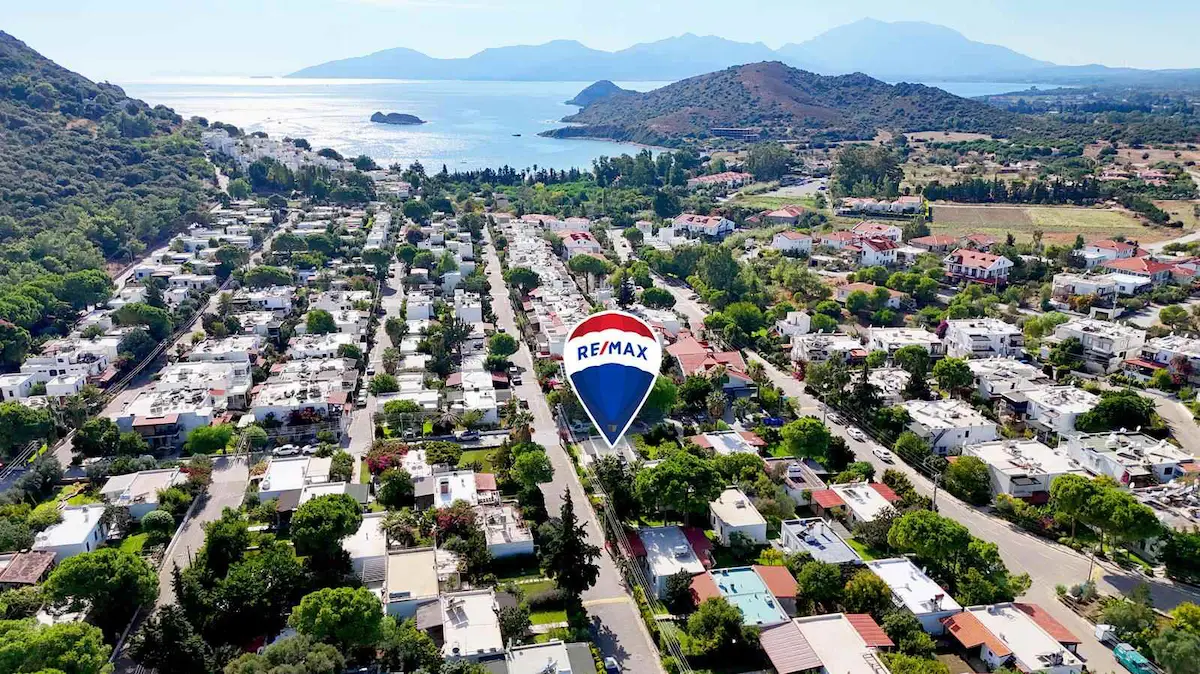 KARAINCIR TATIL SITESINDE AYRICALIKLI KONUMDA SATILIK TAM MÜSTAKIL EV