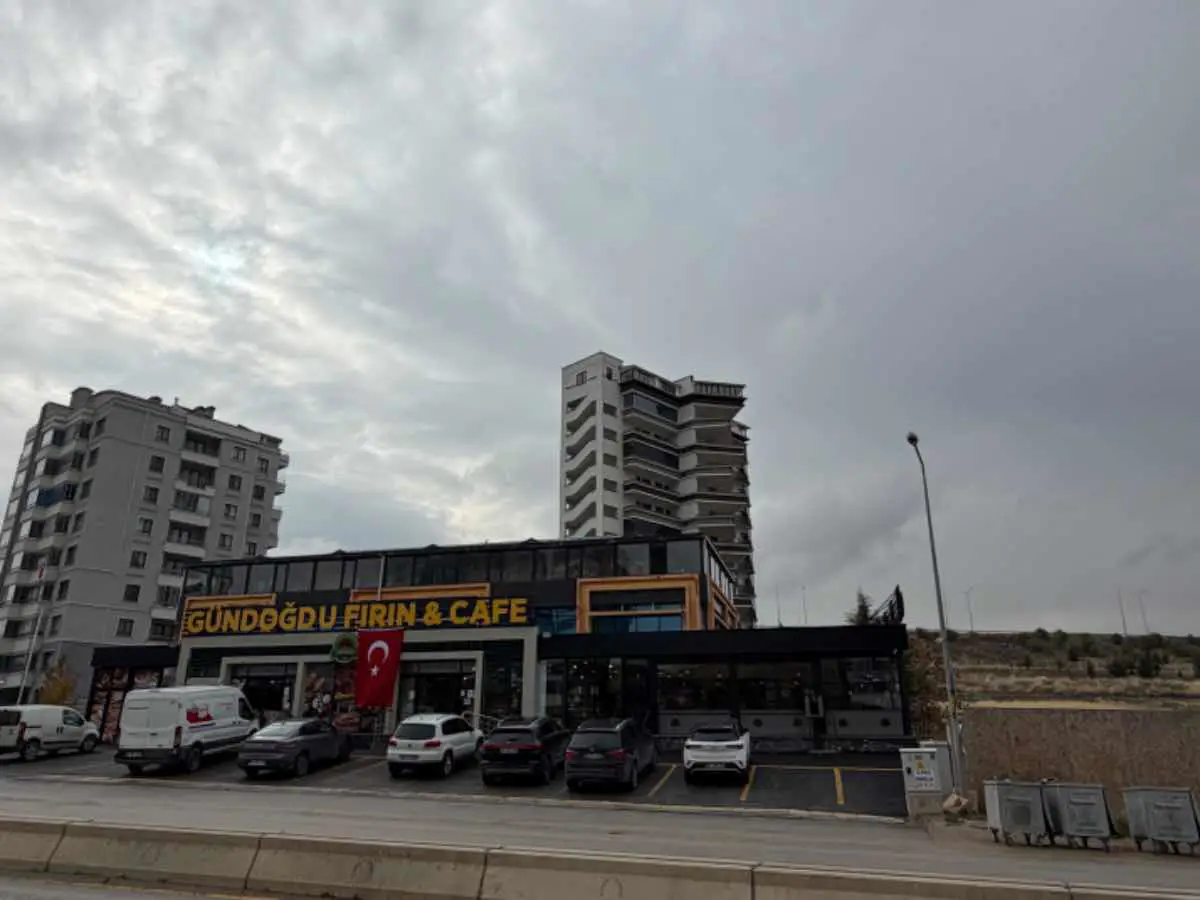 YAŞAMKENTTE KİRALIK KATTA TEK DAİRE 5+1 NET 250 M2