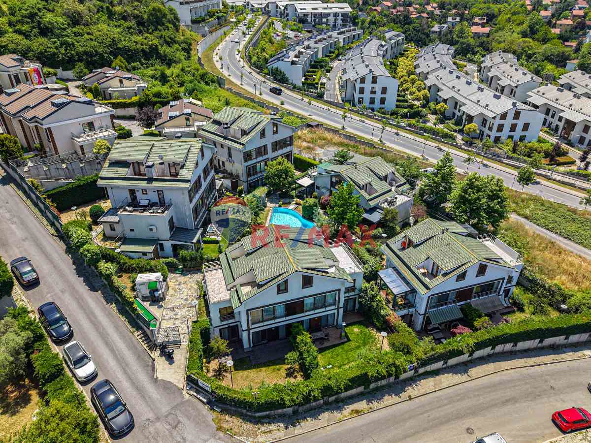 ZEKERIYAKÖY SITE IÇERISINDE SATILIK 3+1 BAHÇE DUBLEKS DAIRE