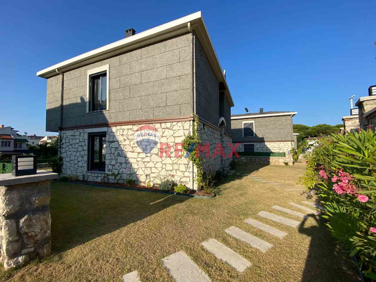 MORDOĞAN’DA LÜKS TASARIMLI VE GENIŞ BAHÇELI SATILIK 2+1 VILLA