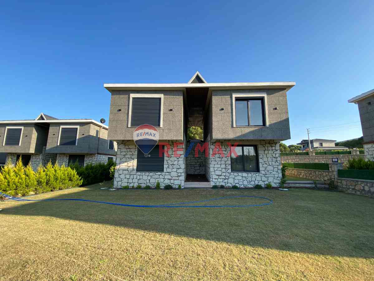 MORDOĞAN’DA LÜKS TASARIMLI VE GENIŞ BAHÇELI SATILIK 2+1 VILLA