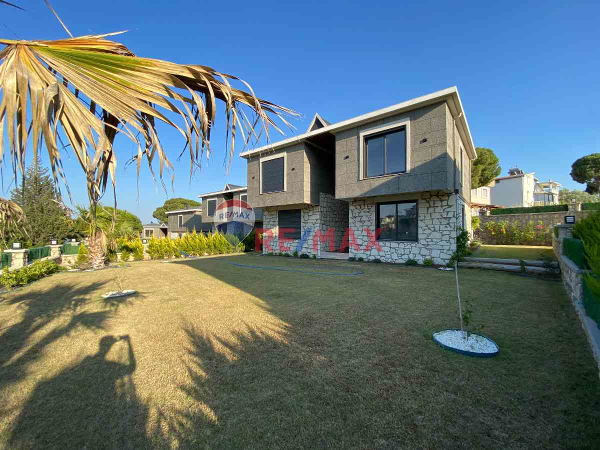 MORDOĞAN’DA LÜKS TASARIMLI VE GENIŞ BAHÇELI SATILIK 2+1 VILLA