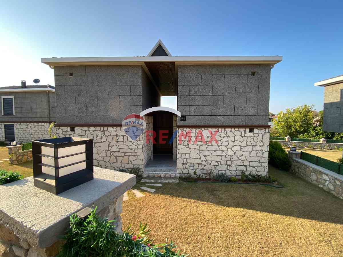 MORDOĞAN’DA LÜKS TASARIMLI VE GENIŞ BAHÇELI SATILIK 2+1 VILLA