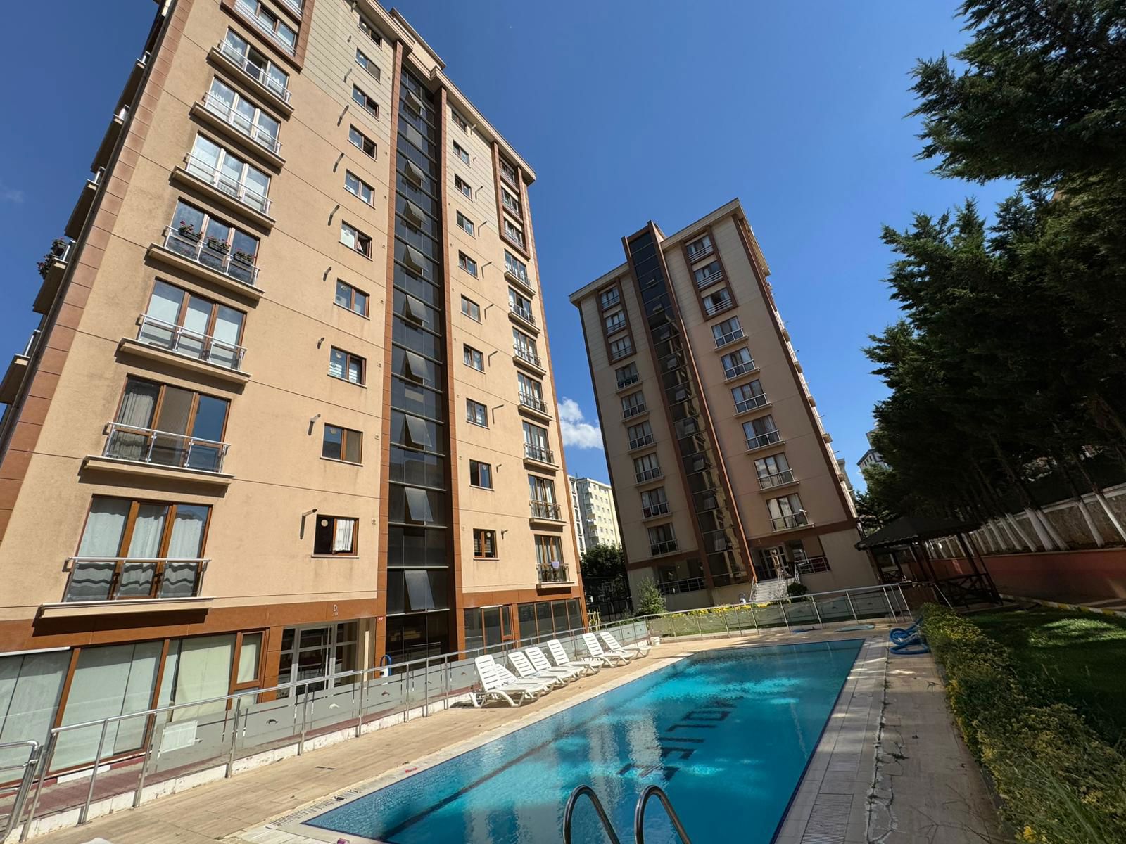 REMAX'DAN ATAŞEHİR EKMOLİFE SITESINDE İSKANLI E.BANYOLU BALKONLU