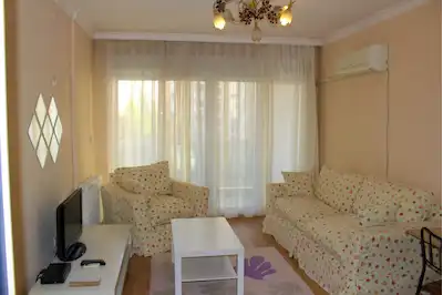 YÜKSEK VADI EVLERINDE MÜKEMMEL KONUMDA SATILIK 1+1 DAIRE