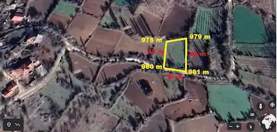 UŞAK, BANAZ, KAYLI KÖYÜNDE, KÖY İÇİ VE YOLA CEPHE SATILIK 823 M2