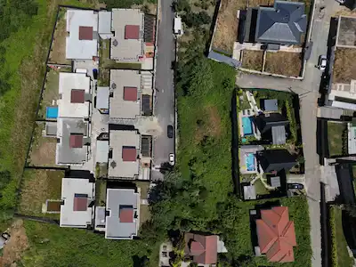 SAPANCA YENİMAHALLE’DE GÖL MANZARALI KÖŞE PARSEL – 1.110 M² YATIRIM FIRSATI