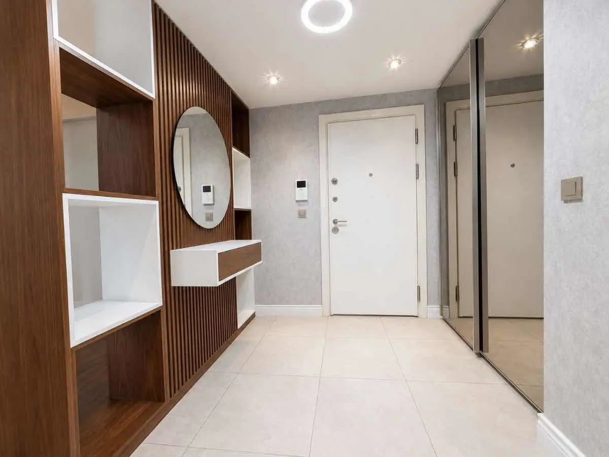 BATIŞEHİR’DE 4. KAT 4,5+1 | 205 M² NET | EŞYALI, GÜNEY-DOĞU CEPHE, KREDİYE UYGUN