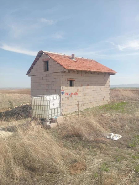 KIRIKKALE DE FIRSAT NATAMAM YAPILI VE SU TANKLI 5.073 M² TARLA