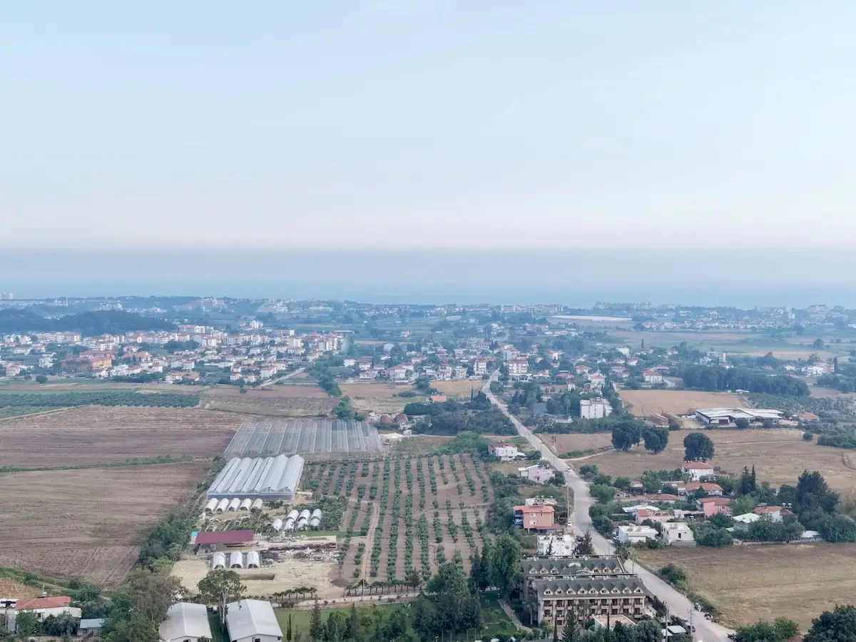 MANAVGAT ÇOLAKLI’DA KONUT İMARLI 4.158 M² KÖŞE PARSEL SATILIK ARSA