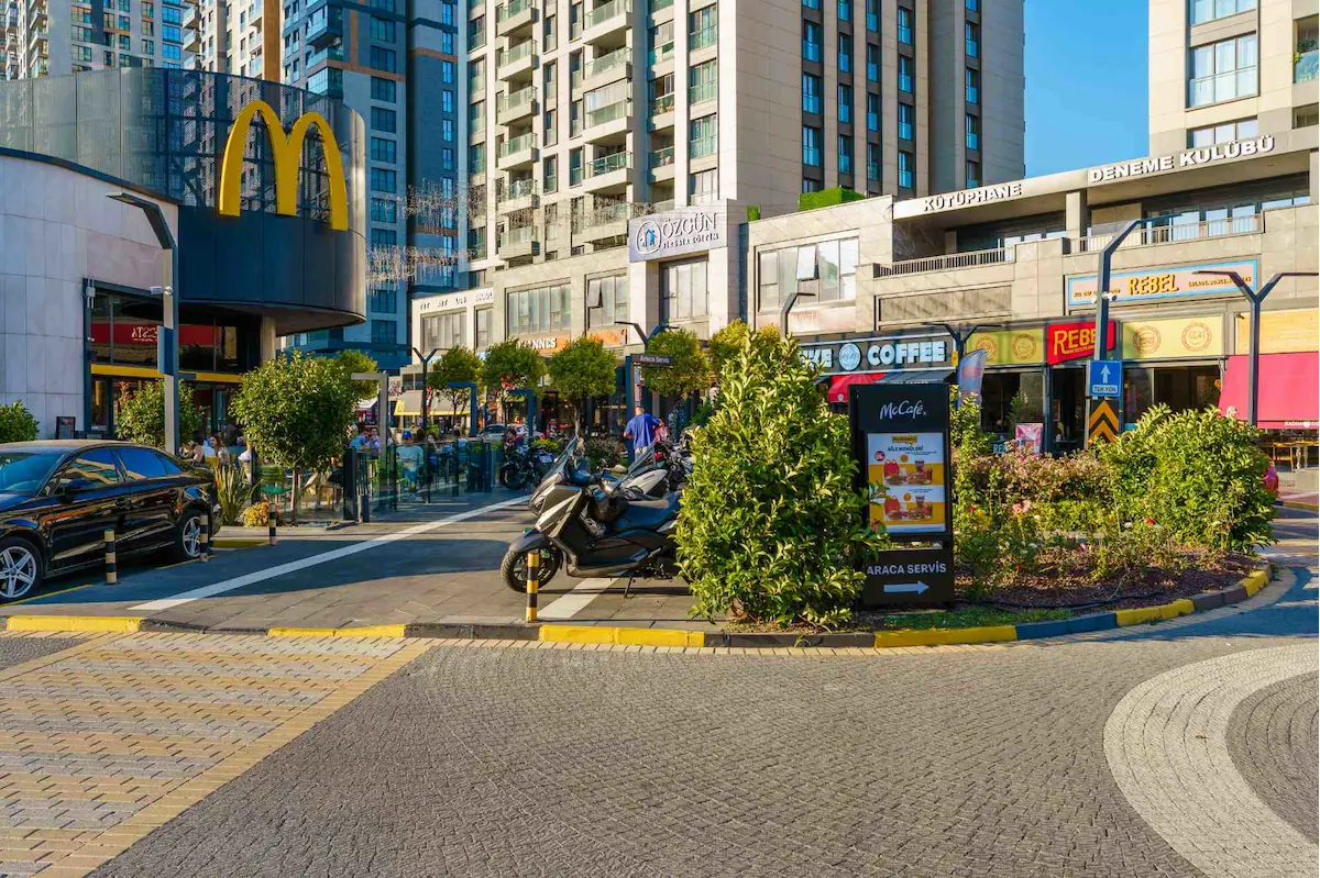 ALEMDAĞ CADDESI YAMANEVLER'DE İŞLEK KONUMDA DEVREN RESTORAN
