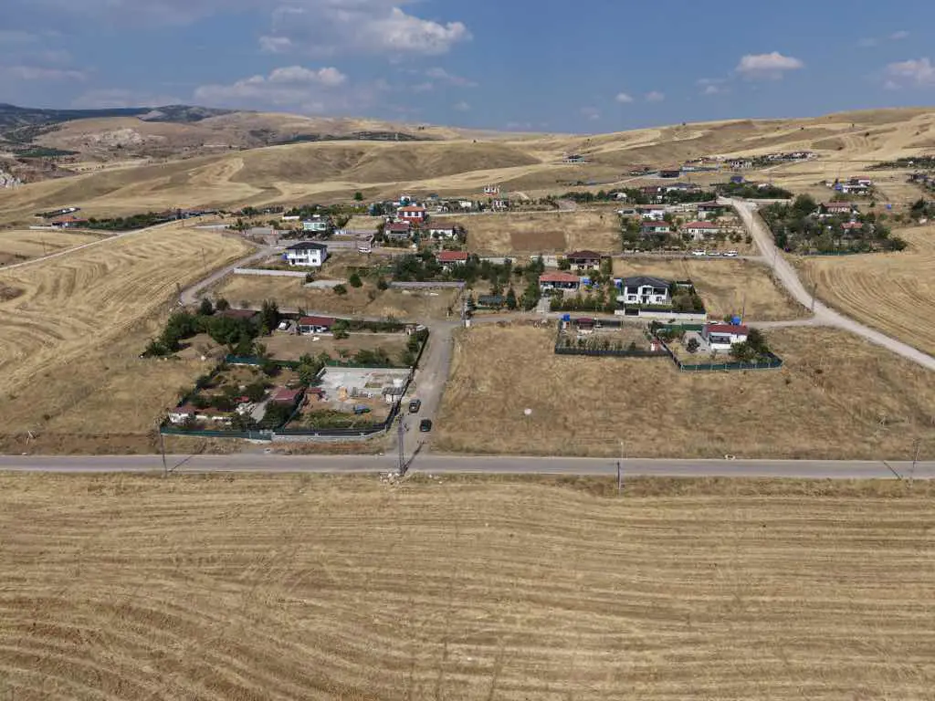 ELMADAĞ HASANOĞLAN HAVUZBAŞI SATILIK KÖŞE PARSEL İMARLI