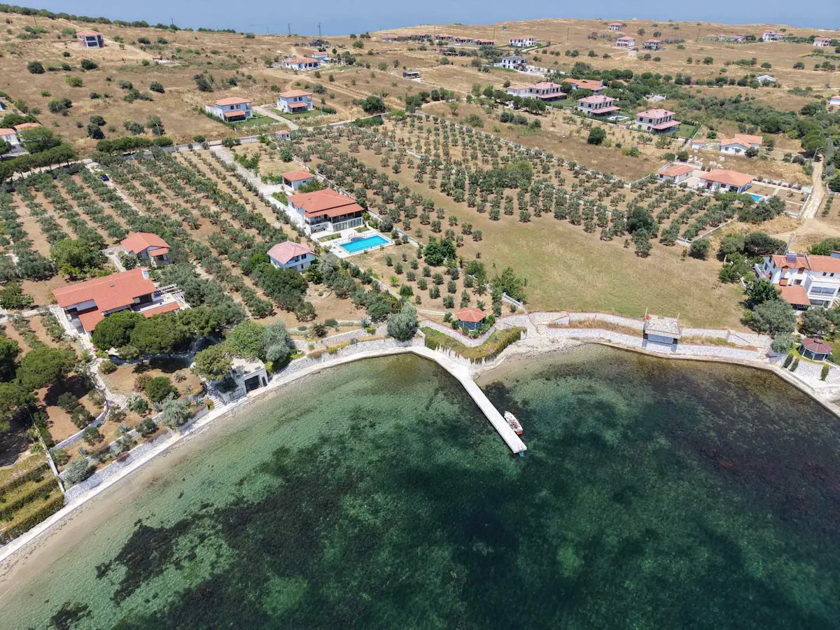 EKINLIK ADASI'NDA DENIZE SIFIR, HAVUZLU ÖZEL İSKELELI MALIKÂNE