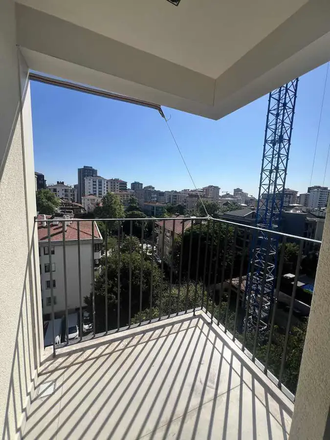 FENERYOLU’NDA BAĞDAT CADDESİNE 2. BİNA BALKONLU 2+1 SIFIR DAİRE