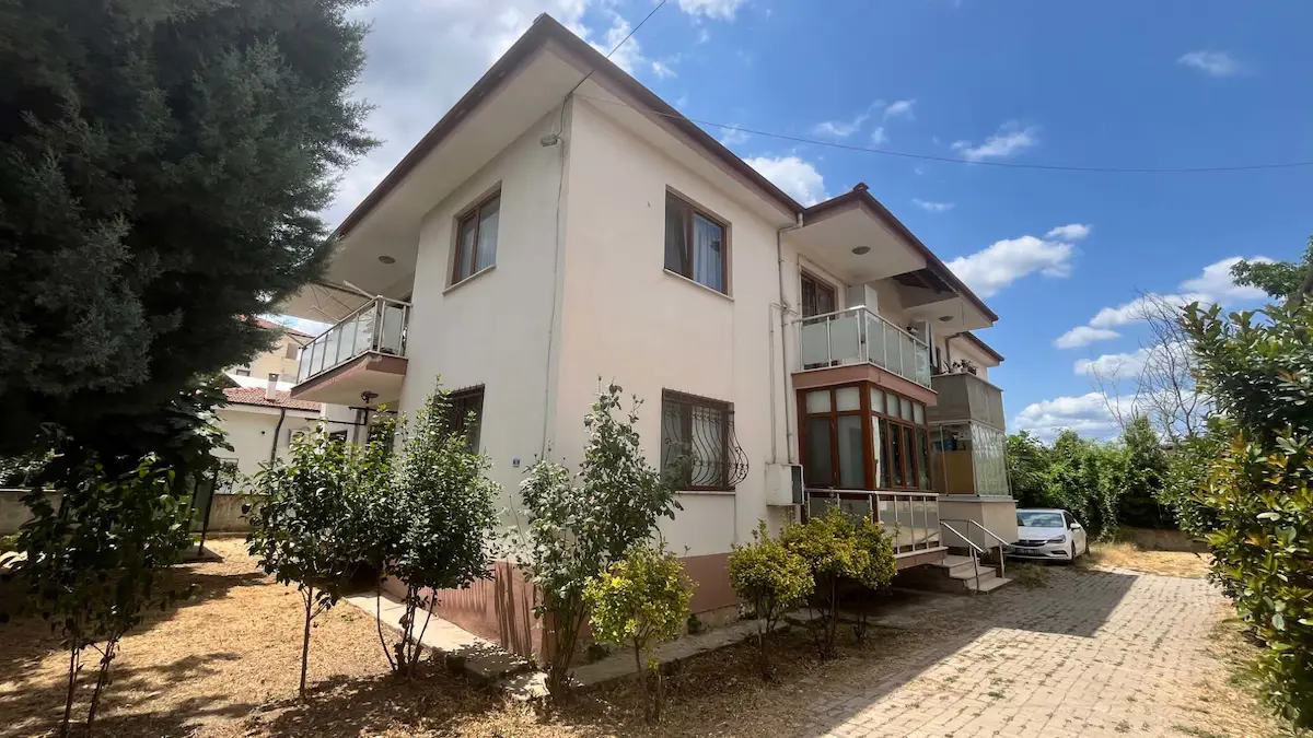 ARİFİYE ARİFBEY’DE EŞYALI 3+1 KİRALIK DAİRE | YÜKSEK GİRİŞ, BALKONLU, DOĞALGAZ KOMBİLİ