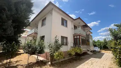 ARİFİYE ARİFBEY’DE EŞYALI 3+1 KİRALIK DAİRE | YÜKSEK GİRİŞ, BALKONLU, DOĞALGAZ KOMBİLİ