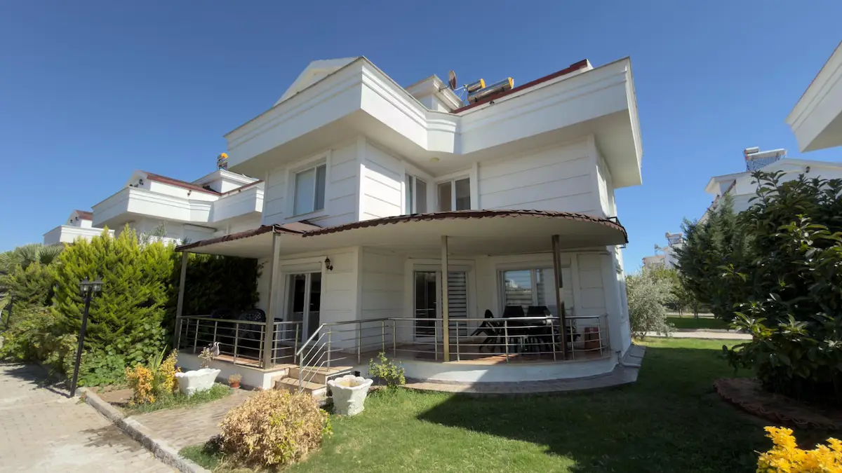 REMAX WE OFİSİNDEN DİKİLİ PALMİYE SİTESİ SATILIK EŞYALI VİLLA
