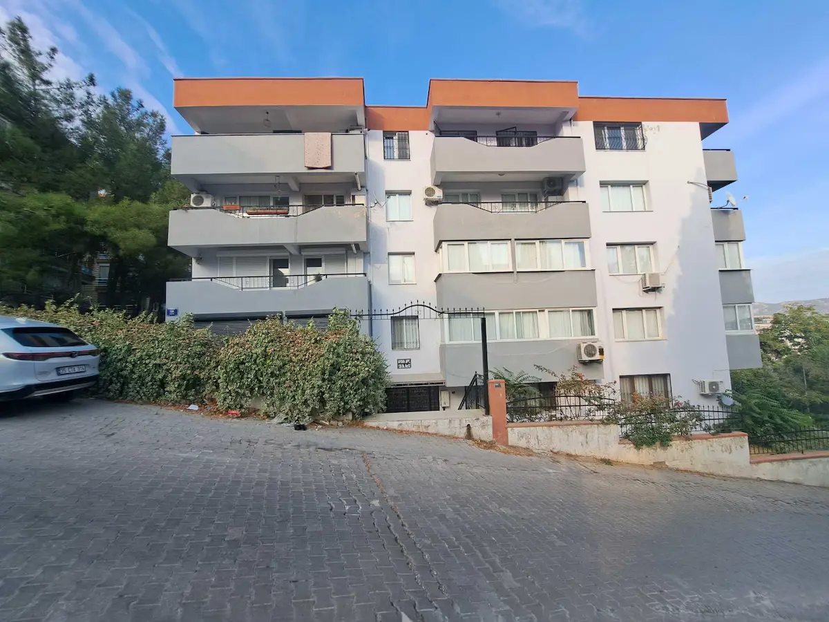 BORNOVA EVKA 3'TE 3+1, 3 CEPHELİ, OKULLAR, SANAYİ VE METROYA YAKIN KİRALIK DAİRE