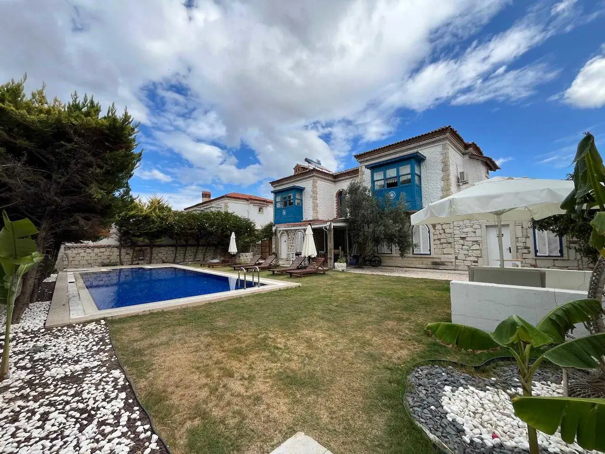 ALAÇATI PORT YOLU ÜSTÜ KIRALIK BUTIK OTEL - 8 ODA, TAM DONANIMLI
