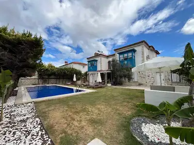 ALAÇATI PORT YOLU ÜSTÜ KIRALIK BUTIK OTEL - 8 ODA, TAM DONANIMLI