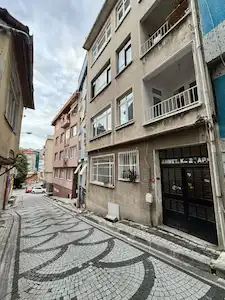 ÜSKÜDAR MERKEZDE 110 M² GENIŞ, ÇIFT BALKONLU 2+1 KIRALIK